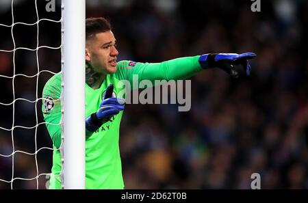 Le gardien de but de Manchester City Ederson gestes Banque D'Images