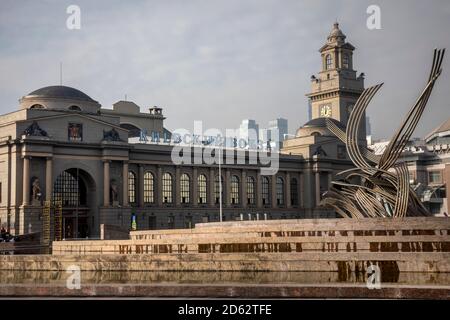 Vue sur la gare et les fontaines de Kievsky sur la place de l'Europe dans le centre de Moscou, en Russie Banque D'Images