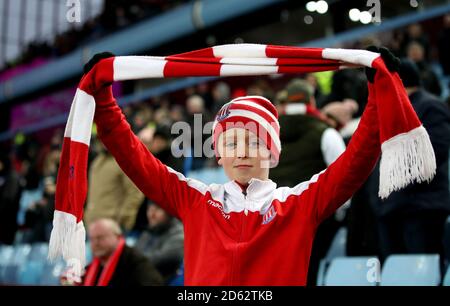 Un jeune fan de Stoke City soutient son foulard Banque D'Images