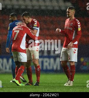 Mark Marshall, de Charlton Athletic, célèbre le deuxième but de son côté Du jeu avec Jason Pearce et Patrick Bauer Banque D'Images