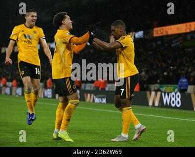 Ivan Cavaleiro (à droite) de Wolverhampton Wanderers célèbre la deuxième fois de son côté But du match avec Wolverhampton Wanderers' Helder Costa (centre) Banque D'Images