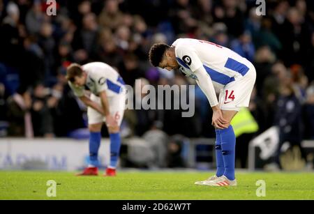 Leon Balogun de Brighton & Hove Albion semble abattu après le sifflet final Banque D'Images