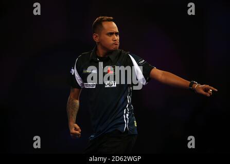 Lourence Ilagan réagissant pendant le cinquième jour des Championnats du monde des fléchettes William Hill à Alexandra Palace, Londres Banque D'Images