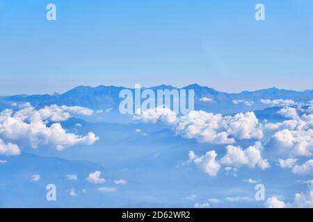 vue sur les nuages et les sommets de montagne à l'horizon d'une grande hauteur Banque D'Images