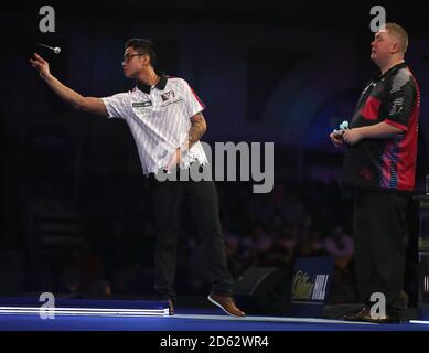 Rowby-John Rodriguez (à gauche) en route pour vaincre Ricky Evans (à droite) pendant le sixième jour des Championnats du monde de fléchettes William Hill à Alexandra Palace, Londres. Banque D'Images