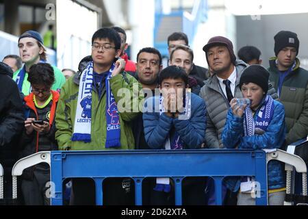 Les fans de Chelsea attendent que les joueurs arrivent avant le match avec Leicester. Banque D'Images