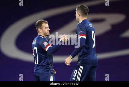 Ryan Fraser (à gauche), en Écosse, célèbre le premier but de sa partie avec Lyndon dykes, coéquipier de l'UEFA Nations League Group 2, match de la Ligue B à Hampden Park, Glasgow. Banque D'Images