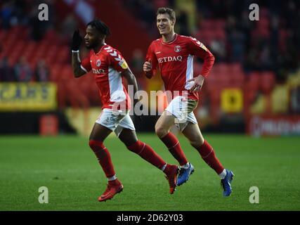 Tariqe Fosu de Charlton Athletic célèbre le deuxième but de son côté Du jeu avec Krystian Bielik Banque D'Images