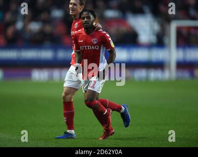 Tariqe Fosu de Charlton Athletic célèbre le deuxième but de son côté Du jeu avec Krystian Bielik Banque D'Images