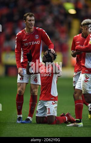 Tariqe Fosu de Charlton Athletic célèbre le deuxième but de son côté Du jeu avec Krystian Bielik Banque D'Images