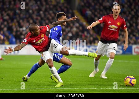 Josh Murphy (au centre) de Cardiff City et Ashley Young de Manchester United bataille pour le ballon Banque D'Images