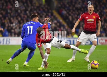 Josh Murphy de Cardiff City (à gauche) et Ashley Young de Manchester United bataille pour le ballon Banque D'Images