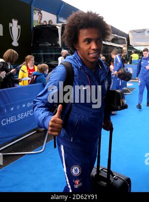 Willian de Chelsea accueille les fans avant le match avec Leicester. Banque D'Images