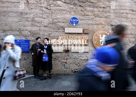 Les fans de Chelsea arrivent à Stamford Bridge avant le match avec Leicester. Banque D'Images