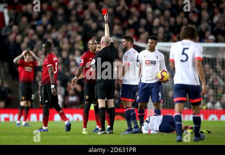 L'arbitre Lee Mason (au centre) montre une carte rouge à Manchester Eric Bailly (deuxième à gauche) de United pour un jeu sérieux Banque D'Images