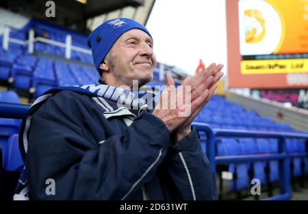 Un fan de Birmingham City dans les stands se prépare à Affrontent Brentford avant le match au trophée mille milliards de St Andrew Stade Banque D'Images