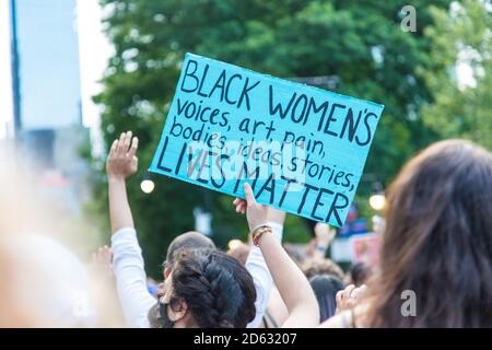 Femme protestant Holding Sign, Black Women's Lives Matter, au cours du dix-septième mars, New York City, New York, États-Unis Banque D'Images