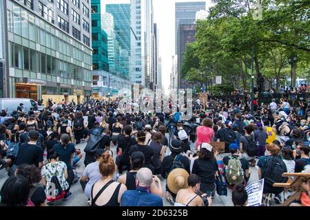 Foule de manifestants au moment du silence, le dix-septième mars, 6e Avenue à Bryant Park, Midtown, New York City, New York, États-Unis Banque D'Images