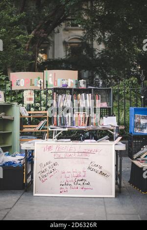 La bibliothèque populaire, occupe City Hall Protest, City Hall Park, New York City, New York, Etats-Unis Banque D'Images