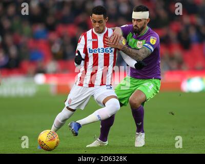 Tom Ince de Stoke City et Marlon Pack de Bristol City pendant Le match de championnat Sky Bet au stade bet365 Banque D'Images