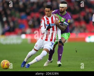 Tom Ince de Stoke City et Marlon Pack de Bristol City pendant Le match de championnat Sky Bet au stade bet365 Banque D'Images