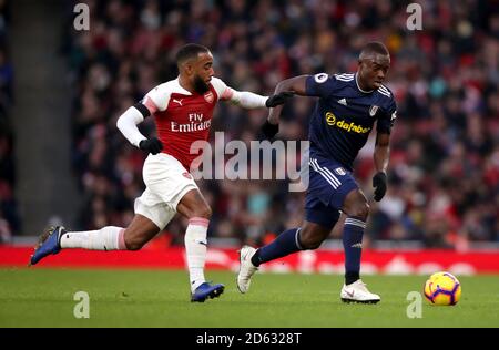 Alexandre Lacazette d'Arsenal (à gauche) et Ibrahima Cisse de Fulham (à droite) pour le ballon Banque D'Images