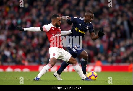 Alexandre Lacazette d'Arsenal (à gauche) et Ibrahima Cisse de Fulham (à droite) pour le ballon Banque D'Images