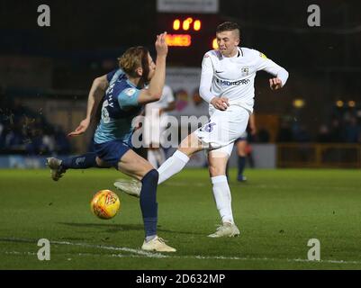 Jason McCarthy de Wycombe Wanderers (à gauche) et Jordan Shipley de Coventry City bataille pour le ballon Banque D'Images