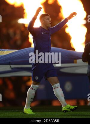 Ross Barkley, de Chelsea, salue les fans avant le match Banque D'Images