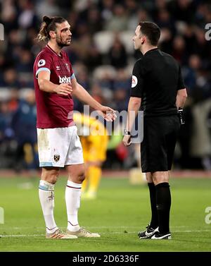 Andy Carroll (à gauche) de West Ham United, blessé, parle avec son arbitre Chris Kavanagh Banque D'Images