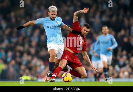 Sergio Aguero de Manchester City (à gauche) fouille Dejan Lovren de Liverpool Banque D'Images