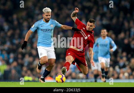 Sergio Aguero de Manchester City (à gauche) fouille Dejan Lovren de Liverpool Banque D'Images