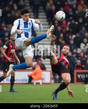 Leon Balogun de Brighton et Hove Albion s'affronte avec Steve Cook Banque D'Images