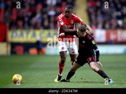 Anfernee Dijksteel de Charlton Athletic (à gauche) et Aiden McGeady de Sunderland (à droite) bataille pour le ballon Banque D'Images