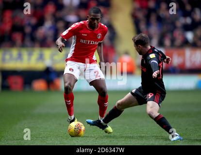 Anfernee Dijksteel de Charlton Athletic (à gauche) et Aiden McGeady de Sunderland (à droite) bataille pour le ballon Banque D'Images