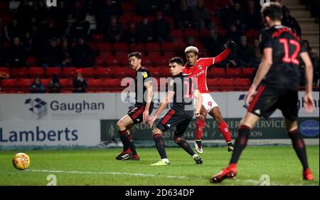 Lyle Taylor (à droite) de Charlton Athletic en action Banque D'Images