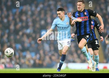 Phil Foden de Manchester City (à gauche) et Wwill Vaulks de Rotherham United bataille pour le ballon Banque D'Images