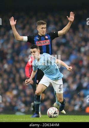 Phil Foden de Manchester City (à gauche) et Wwill Vaulks de Rotherham United bataille pour le ballon Banque D'Images