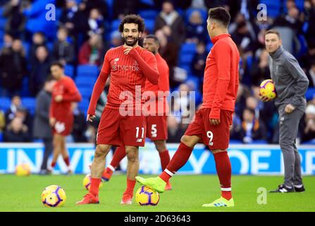 Mohamed Salah de Liverpool et Roberto Firmino de Liverpool se réchauffent avant le match Banque D'Images