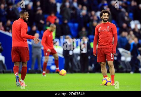 Mohamed Salah de Liverpool et Georginio Wijnaldum de Liverpool (à gauche) se réchauffent avant la comparaison Banque D'Images