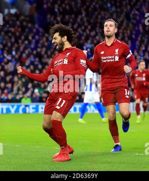 Mohamed Salah de Liverpool (à gauche) célèbre le premier but de son côté Du jeu avec Jordan Henderson Banque D'Images