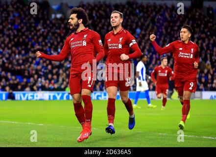 Mohamed Salah de Liverpool (à gauche) célèbre le premier but de son côté Du jeu avec Jordan Henderson Banque D'Images