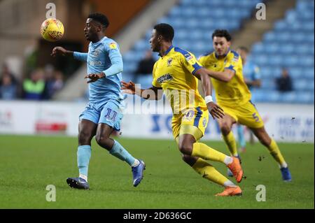 Jordy Hiwula de Coventry City (à droite) et Paul Kalambayi de l'AFC Wimbledon lors du match Sky Bet League One à la Ricoh Arena de Coventry Banque D'Images