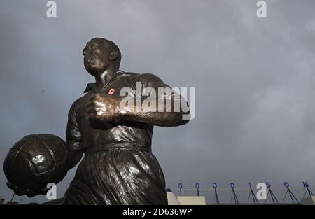 Vue générale de la statue de Dixie Dean à l'extérieur Parc Goodison Banque D'Images