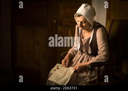 Portrait d'une femme mature lire dans un vieux style Renaissance ou maître Banque D'Images