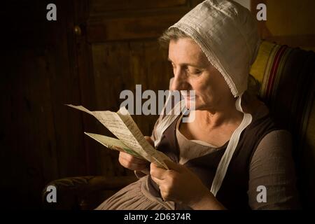 Portrait d'une femme mature lire dans un vieux style Renaissance ou maître Banque D'Images