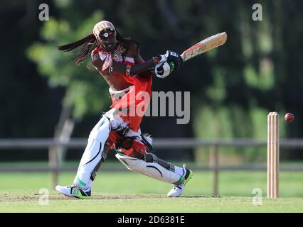 L'équipe de cricket des Maasai Warriors joue contre le club de cricket de Vale of Belvoir lors de leur tournée au Royaume-Uni pour sensibiliser les gens à l'inégalité des sexes, à la campagne de fin des MGF, au crime de haine, à l'esclavage moderne, à la conservation et à la promotion de leur culture et de leur pays, le Kenya Banque D'Images