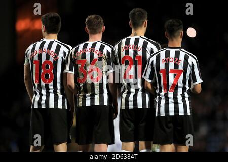 De gauche à droite, Federico Fernandez, Sean Longstaff, Joselu et Ayoze Perez de Newcastle United forment un mur défensif Banque D'Images