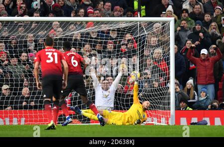 Paul Pogba de Manchester United marque le premier but de son camp le jeu de la zone de pénalité Banque D'Images