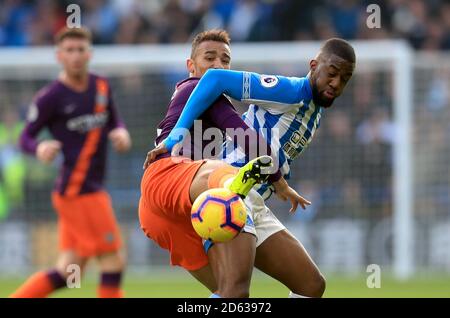 Danilo de Manchester City (à gauche) et Isaac Mbenza de la ville de Huddersfield (à droite) bataille pour le ballon Banque D'Images